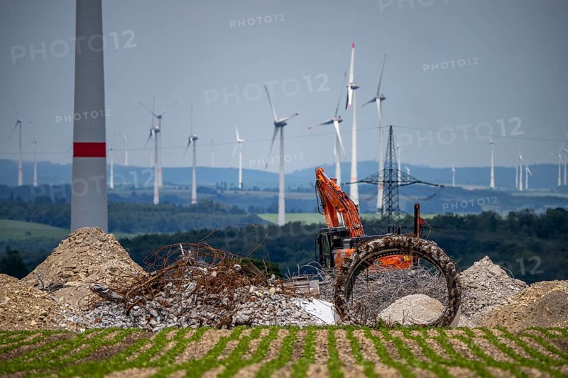 Wind farm north of Marsberg, old wind turbine is demolished, creates space for new, more powerful wind turbines, repowering, Hochsauerlandkreis, North Rhine-Westphalia, Germany, Europe