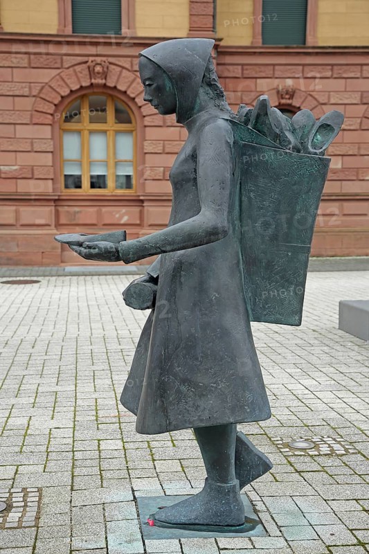 Sculpture shoe carrier and monument to former shoe industry, shoe production, shoe carrier, carrier, shoes, shoe, head, carry, back, rucksack, historical, Pirmasens, Palatinate Forest, Rhineland-Palatinate, Germany, Europe
