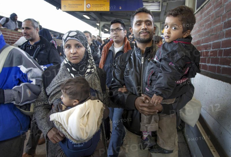 Syrian refugees arrive at Schönefeld station on a special train. They are then taken by bus to accommodation in Berlin, 01.10.2015