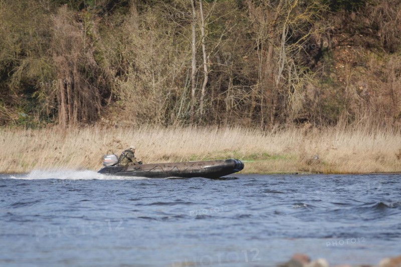 A Czech soldier crosses the Elbe in an inflatable boat as part of the military exercise 'Wettiner Schwert' near Tangermünde, 26.03.2024. 'Wettiner Schwert' is part of the Quadriga exercise of the German Armed Forces and the NATO large-scale manoeuvre Steadtfast Defender 2024