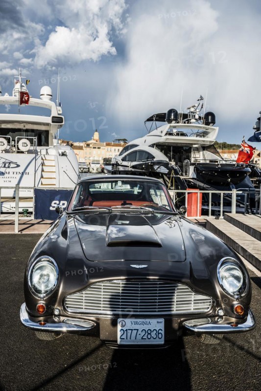 Luxury yachts and vintage cars in the harbour, Aston Martin, St. Tropez, Département Var, Cote d'Azur, Provence-Alpes-Côte d'Azur, South of France, France, Europe