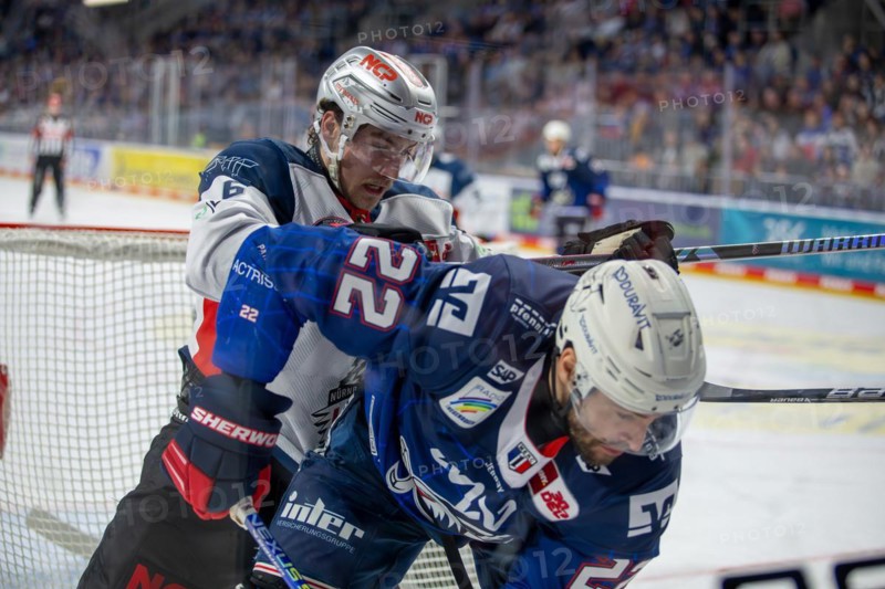 10.03.2024, DEL, German Ice Hockey League season 2023/24, 1st playoff round (pre-playoffs) : Adler Mannheim against Nuremberg Ice Tigers (2:1) . Close-up of the duel at the boards between Matthias Plachta (22, Adler Mannheim) and Julius Karrer (6, Nuremberg Ice Tigers)
