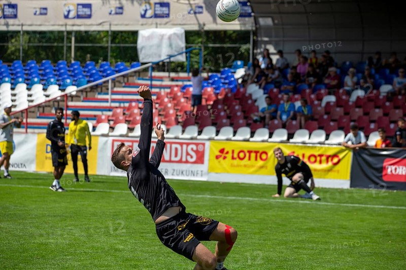 Fistball: TSV Pfungstadt against DSG UKJ Froschberg (IFA 2024 Fistball World Tour Finals Mannheim, preliminary round match Group A) . Picture: Dennis Gruber (2, Pfungstadt)