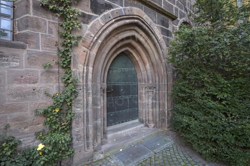 Pointed arched, stepped entrance portal, west entrance to St Klara Church, Königstraße 66, Nuremberg, Middle Franconia, Bavaria, Germany, Europe