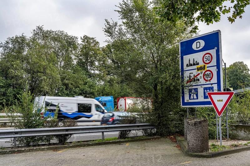 The border crossing Straelen, between Germany and the Netherlands, motorway A40 and A67 in NL, first day of increased border controls against irregular migration, traffic is running normally as usual, North Rhine-Westphalia, Germany, Europe