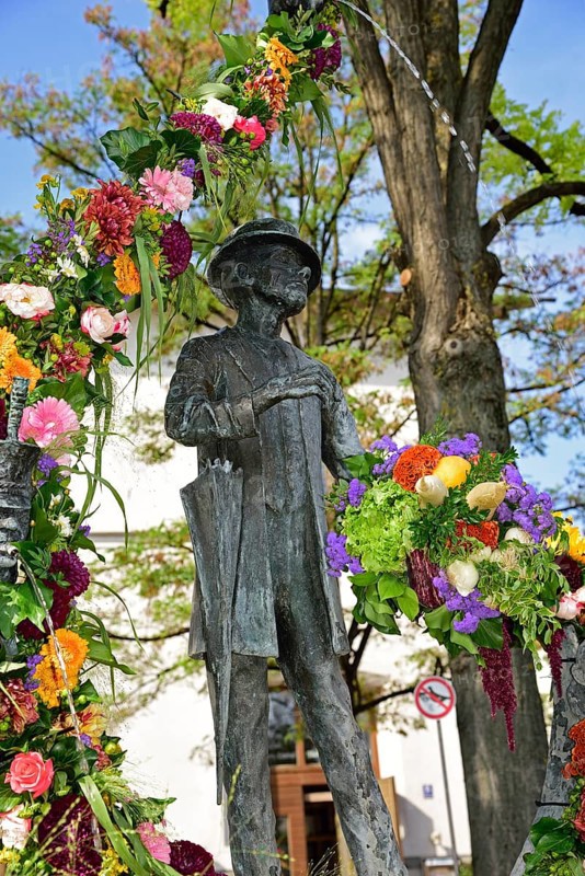 Europe, Germany, Bavaria, State Capital Munich, City, Viktualienmarkt, Monument and fountain, Bronze statue Karl Valentin, comedian, folk singer, author and film producer, born 4 June 1882 in Munich, died 9 February 1948, Hamburg, Hamburg, Federal Republic of Germany, Europe