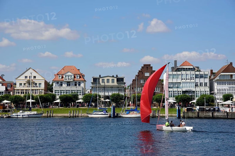 Europe, Germany, Schleswig Holstein, Baltic Sea, Lübeck-Travemünde, Trave, View to Vorderreihe, Sailing boat, Hamburg, Hamburg, Federal Republic of Germany, Europe