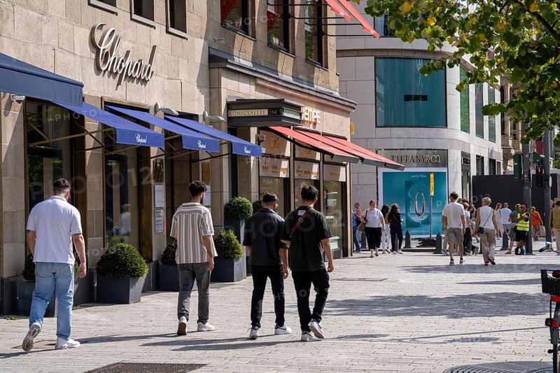Königsallee, Kö, luxury shops, jewellers, Tiffany & Co., Chopard Boutique, Wempe, in the city centre of Düsseldorf, North Rhine-Westphalia, Germany, Europe