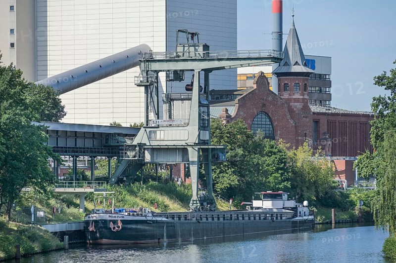 Unloading of a coal steamer, Moabit thermal power station, Berlin-Spandauer Schifffahrtskanal, Friedrich-Krause-Ufer, Moabit, Berlin, Germany, Europe
