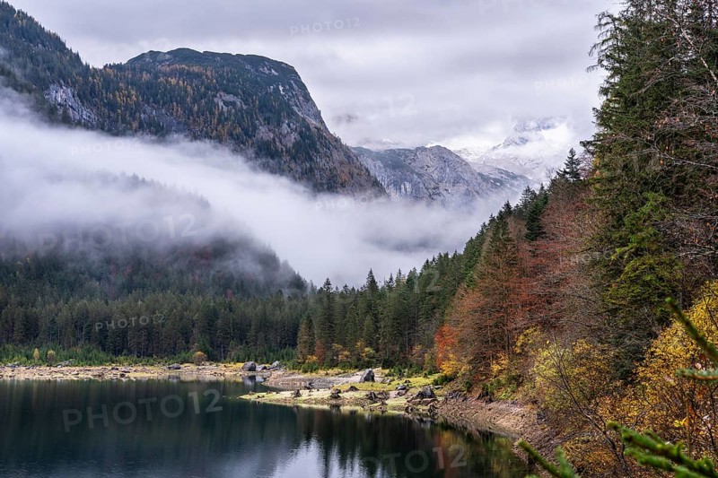 The Vordere Gosausee in autumn. On the right, the Dachstein mountains in clouds. Cloudy sky. Cloudy lake. Vorderer Gosausee, Gosau, Gosau valley, Salzkammergut, Upper Austria, Austria, Europe