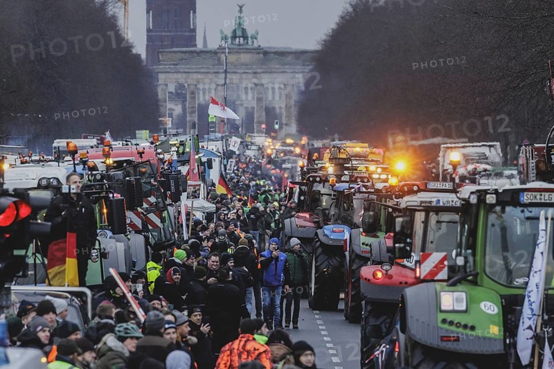 Road blockades, taken as part of the farmers' protests in Berlin, 15 January 2024. 10, 000 participants are expected on Monday as part of the farmers' protest week. Among other things, they are protesting against the austerity plans of the traffic light government
