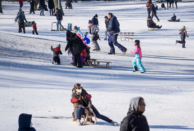 Tobogganing fun in Berlin's snow-covered Viktoriapark. Snow and icy cold continue to dominate the weather, 13.02.21