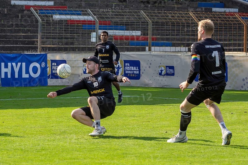 Fistball: TSV Pfungstadt against TV Käfertal (IFA 2024 Fistball World Tour Finals Mannheim, preliminary round match Group A) . Picture: Sebastian Thomas (10, Pfungstadt)