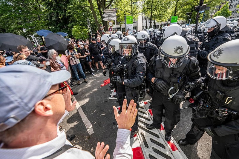 Riots in the run-up to the AFD party conference in Essen, demonstrators try to prevent AFD delegates from entering the Grugahalle, they are led through the demonstrators by a massive police contingent, there were many scuffles, Essen, North Rhine-Westphalia, Germany, Europe