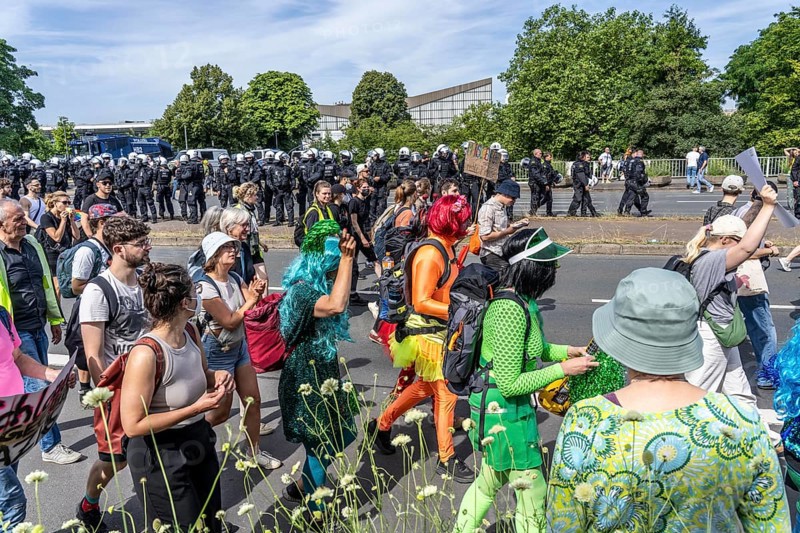 Demonstration against the AFD party conference in Essen, several tens of thousands of demonstrators marched from the main railway station to the Grugahalle and on to a rally, Essen, North Rhine-Westphalia, Germany, Europe