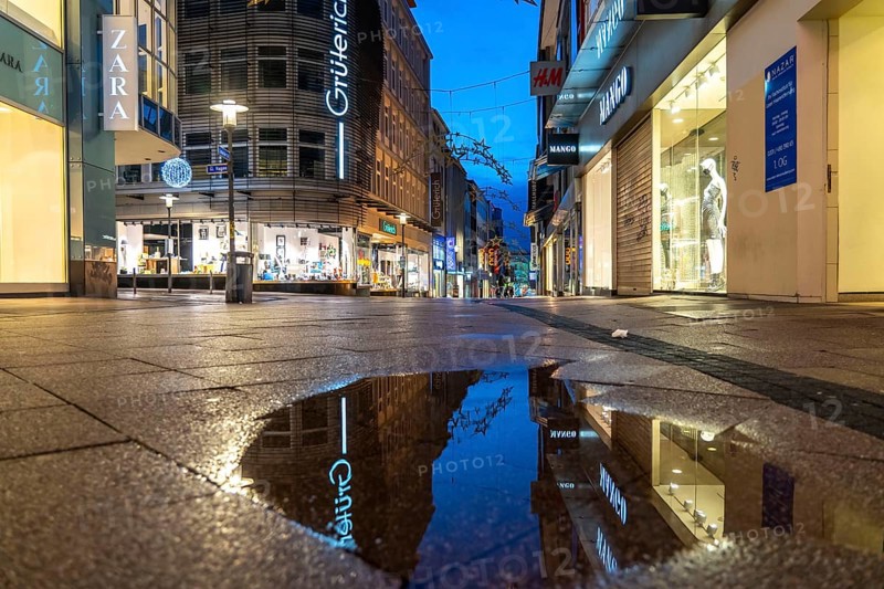 Christmas lockdown in the Corona crisis, empty shopping street, closed shops, hardly any passers-by, Limbecker Straße, Essen, North Rhine-Westphalia, Germany, Europe