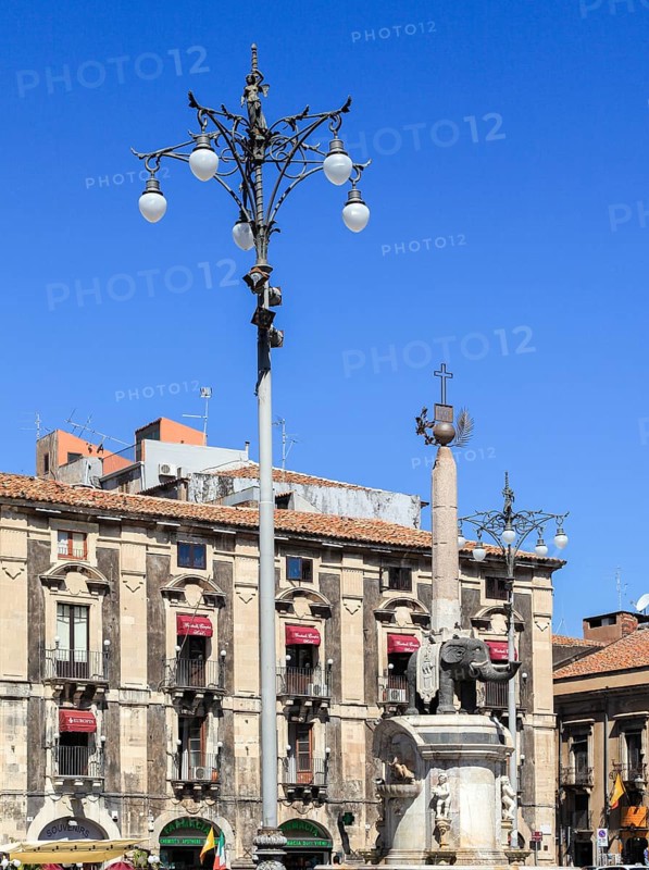 Piazza del Duomo, Fontana dell'elefante (Elephant Fountain) by Vaccarini 1735 in the baroque historic centre of Catania, Sicily, Italy, Europe