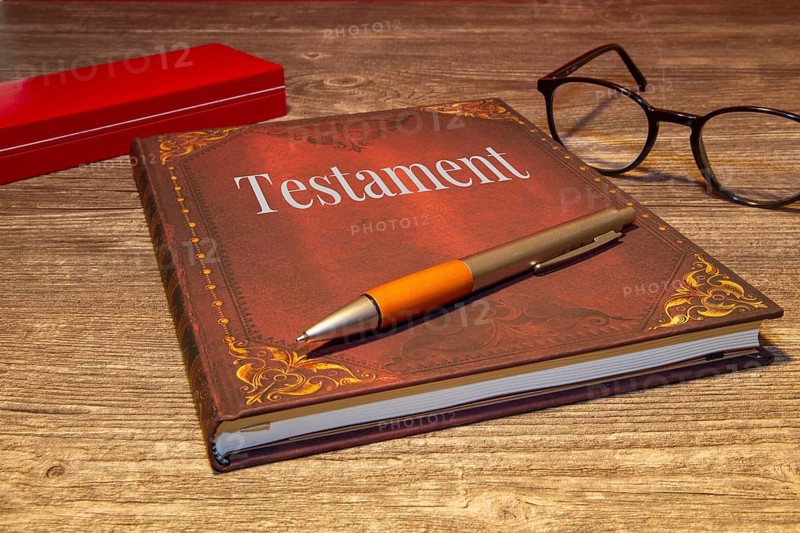Symbolic image of a will: will and biros on a table