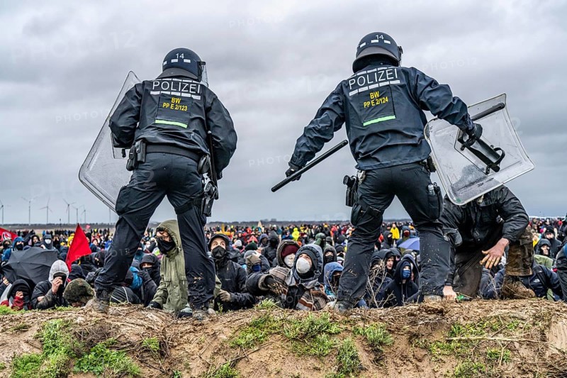 Violent clashes between thousands of demonstrators and the police, after a demonstration against the demolition of the brown coal village of Lützerath, the demonstration participants try to get to the rest of the village, Lützerah, and storm it, the police prevent this with a large contingent of forces, Erkelenz, North Rhine-Westphalia, Germany, Europe