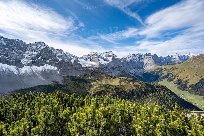 Mountain panorama with steep rocky peaks, view of Laliderspitze, Dreizinkenspitze and Spritzkarspitze peaks, Hahnkampl peak, Engtal, Karwendel, Tyrol, Austria, Europe