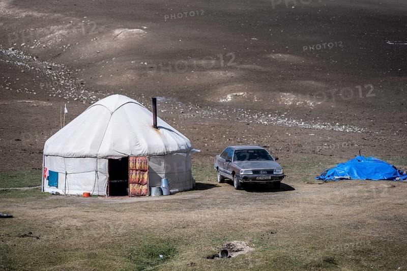 Old car next to a traditional Kyrgyz yurt, Tien Shan, Naryn Province, Kyrgyzstan, Asia