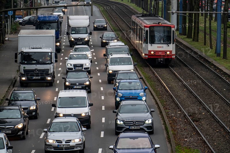 City centre traffic, 3-lane Westfalendamm, federal road B1, heavy traffic, tram line runs parallel, public transport, North Rhine-Westphalia, Germany, Dortmund, Europe