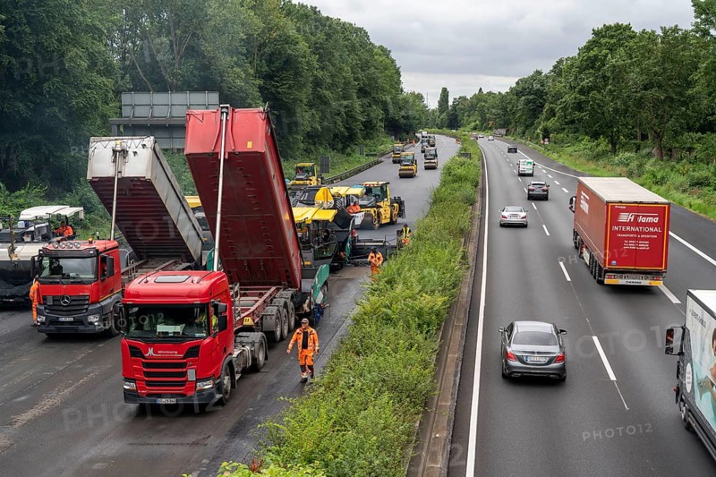 Renewal of the road surface on the A40 motorway between the Kaiserberg junction and Mülheim-Heißen, in the direction of Essen, over a length of 7.6 kilometres, with whisper asphalt, so-called open-pored asphalt, 10-day closure of the motorway, North Rhine-Westphalia, Germany, Europe