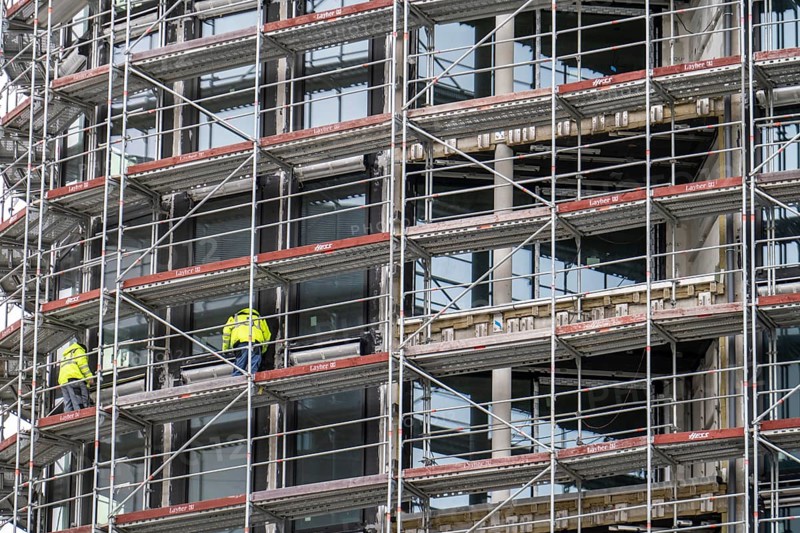 Large construction site, construction of a residential building with many flats, scaffolding, windows are installed, being sealed, grouted, Frankfurt am Main, Hesse, Germany, Europe