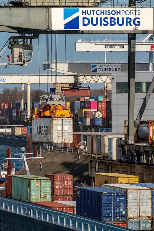 Port of Duisburg Ruhrort, Container freighter being loaded and unloaded at DeCeTe, Duisburg Container Terminal, Duisport, Duisburger Hafen AG, Duisburg, North Rhine-Westphalia, Germany, Europe