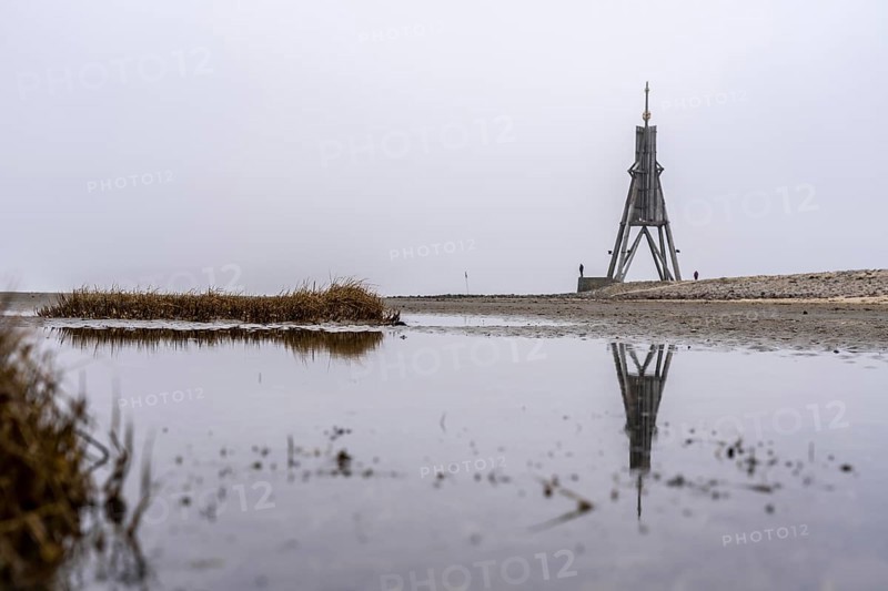 Thick fog in winter, hangs over the mouth of the Elbe into the North Sea, navigation mark and landmark Kugelbake enters the Lower Elbe, Cuxhaven, Lower Saxony, Germany, Europe