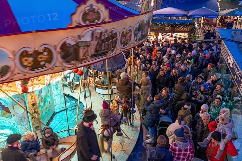 Historic horse-drawn carousel at the Christmas market on the Heumarkt in the old town of Cologne, Cologne Cathedral, Sunday shopping in Cologne city centre, 1st Advent weekend, North Rhine-Westphalia, Germany, Europe