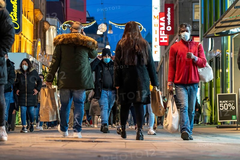 Shopping street Westenhellweg, shopping street, pedestrian zone, crowded, many people shopping, compulsory masks, during the second lockdown in the Corona crisis, Dortmund, North Rhine-Westphalia, Germany, Europe