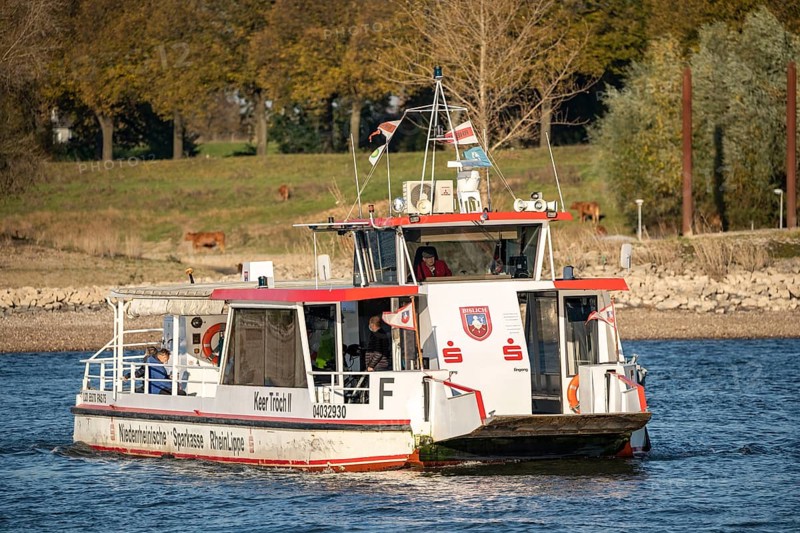 Passenger ferry Keer Tröch II, for pedestrians, cyclists and motorcyclists across the Rhine between Wesel-Bislich and Xanten, Lower Rhine, North Rhine-Westphalia, Germany, Europe