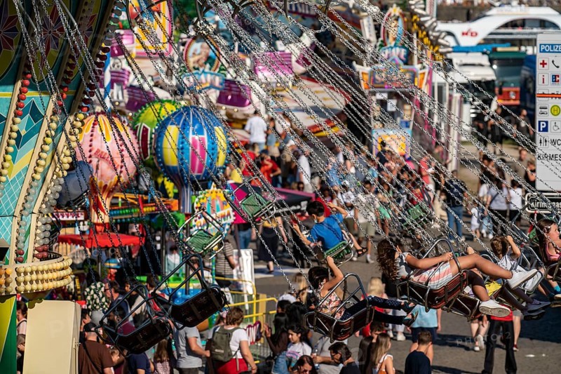 The Rhine Fair in Düsseldorf, in the Rhine meadows in the Oberkassel district, on the Rhine, North Rhine-Westphalia, Germany, chain carousel, Europe
