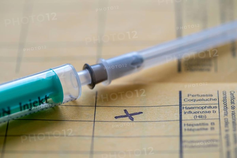 Vaccination booklet, vaccination against Haemophilus influenza type B (HiB), the most common pathogen causing purulent meningitis in children up to 5 years of age, symbolic image