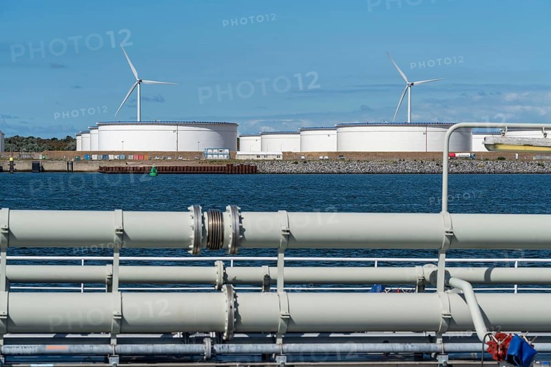 Maasvlakte Olie Terminal, 39 large tanks logistics for various petroleum products, such as crude oil, petrol, paraffin, diesel, pipelines of a tank freighter, barge, Rotterdam, Netherlands