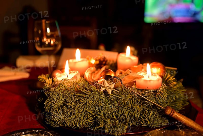 Europe, Germany, Christmas, Fourth Advent, Advent wreath with four burning candles, Hamburg, Hamburg, Federal Republic of Germany, Europe