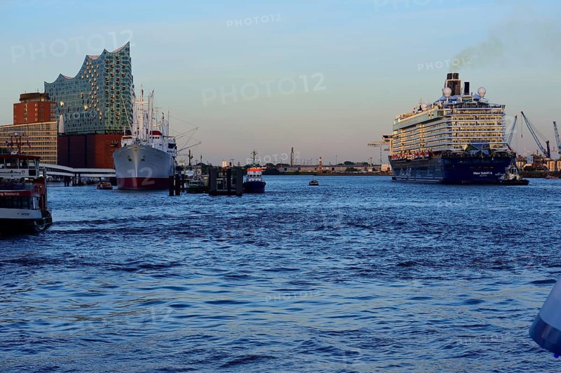 Germany, Hamburg, HafenCity, view to Elbe Philharmonic Hall, Hamburg's new concert hall, glass facade, museum ship Cap San Diego, former cargo ship, Mein Schiff 6, arriving, evening light, Hamburg, Hamburg, Federal Republic of Germany, Europe