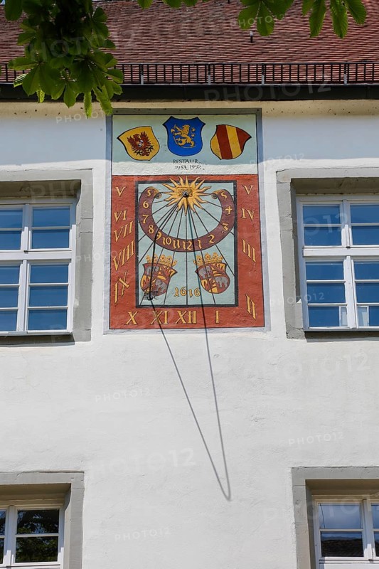 Wall sundial on the façade of the castle, from 1616, double number band, above the dial on the left the coat of arms of the Princes of Fürstenberg, in the centre the coat of arms of the town of Meßkirch, on the right the coat of arms of a Countess of Hinterglauchau, between the two number bands the coat of arms of the von Helfenstein family. Inner courtyard of Meßkirch Castle, Castle of the Counts of Zimmern, Zimmern Castle, Renaissance building, architecture, historical building, Meßkirch, Sigmaringen district, Baden-Württemberg. Germany