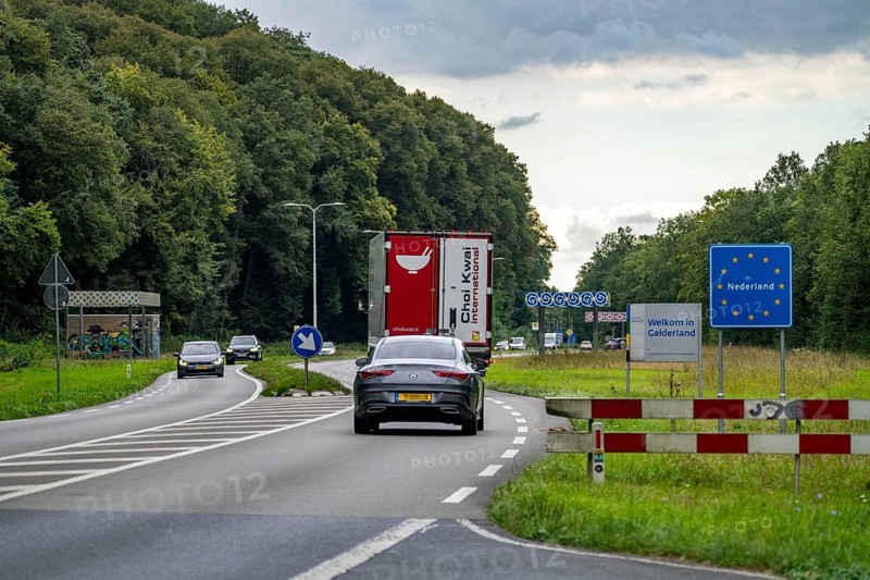 Green border, border crossing without controls, near Kranenburg, federal road B9, in NL N325, from Germany to the Netherlands, North Rhine-Westphalia, Germany, Europe