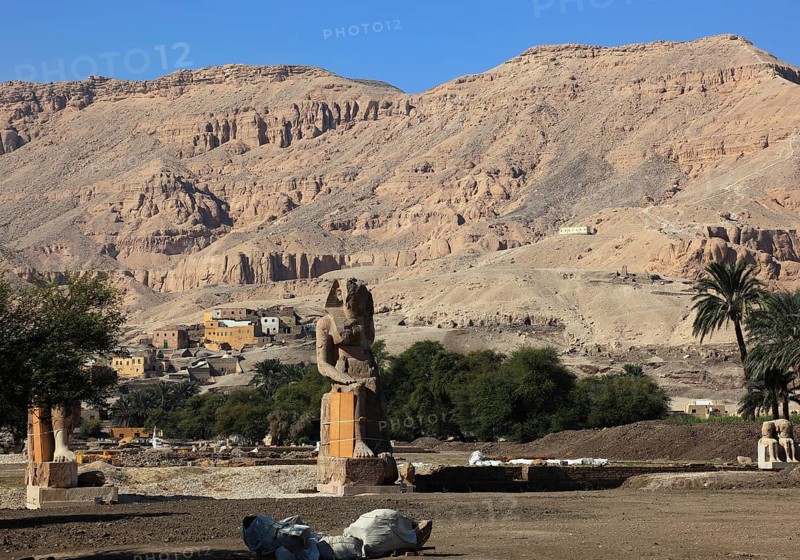 The Colossi of Memnon near Luxor, Arabic el-Colossat or es-Salamat, standing ancient Egyptian colossal statues, 14th century BC, Nile Valley, Thebes-West, Egypt, Upper Egypt, Africa