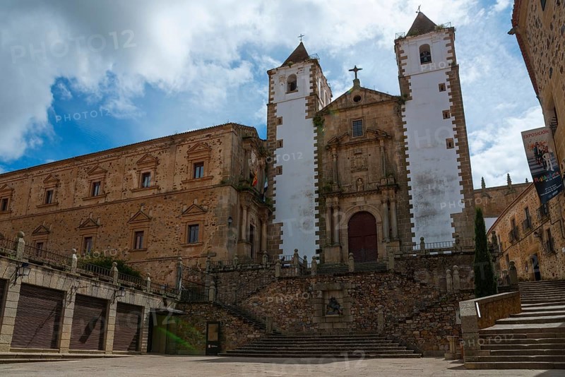 An old church with two towers and a large staircase, surrounded by historic buildings, Iglesia de San Francisco Javier, Plaza San Jorge, Old Town, Cáceres, Caceres, Extremadura, Spain, Europe