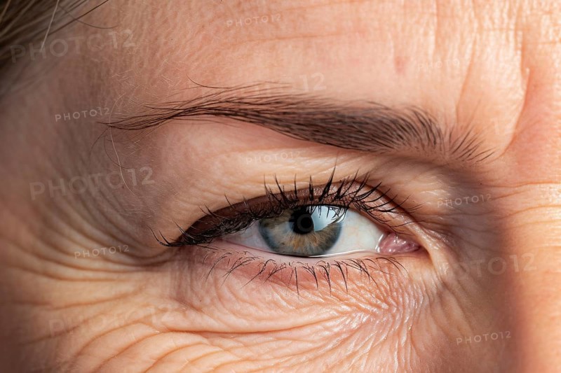 Close up of middle aged woman's eye with wrinkles and hooded lid. KI generiert, generiert AI generated