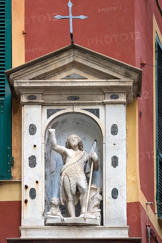 Jesus with a lamb, figures on a corner house in the historic centre, Aenua, Italy, Europe