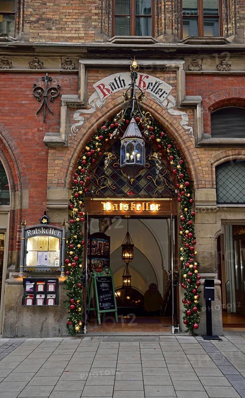 Europe, Germany, Bavaria, Munich, Marienplatz, New Town Hall, Entrance to the Ratskeller in Dienerstrasse, Christmas decorations, Hamburg, Hamburg, Federal Republic of Germany, Europe
