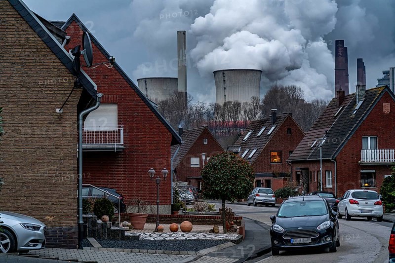 Lignite-fired power station, RWE Power AG Niederaußem power station, Niederaußem district, residential buildings directly adjacent to the power station, part of Bergheim, North Rhine-Westphalia, Germany, Europe