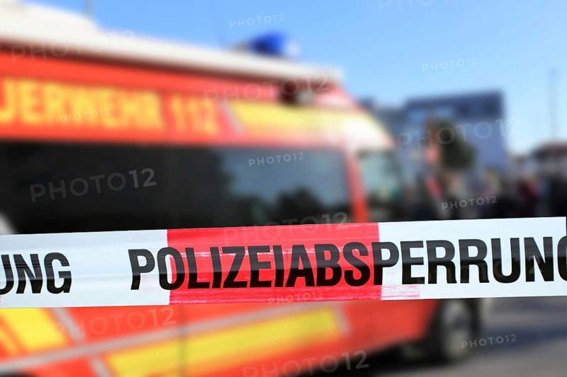 Symbolic image: Police cordon with fire engine in the background