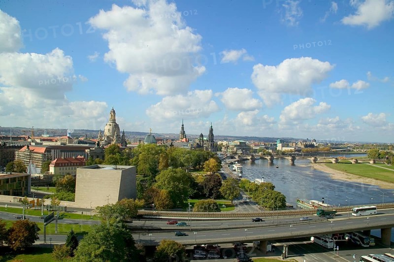 In the early hours of the morning, a section of the Carola Bridge collapsed for unknown reasons. Over a length of around 100 metres, the section on which the trams normally run collapsed into the Elbe. Photo of the intact bridge from 2004