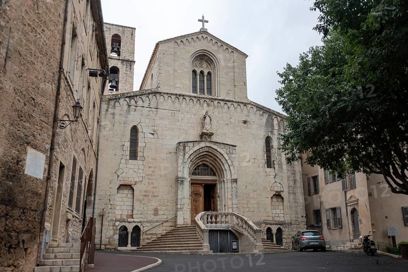 View of the Cathedral de Notre-Dame-du-Puy in the historic centre of Grasse, Département Alpes-Maritimes, France, Europe