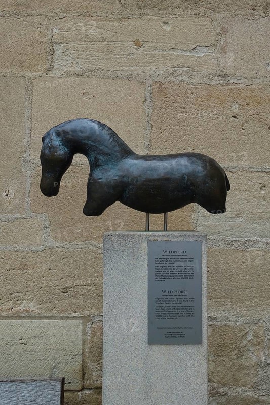 Wild horse replica made of bronze, the bird herd horse is one of the oldest works of art of mankind, UNESCO World Heritage Site, Ice Age art, sculpture, information board, writing, letters, inner courtyard, Hohentübingen Castle, Museum of the University of Tübingen MUT, university institution, historical building, place of learning, Renaissance complex built in the 16th century, in the castle courtyard, Eberhard Karls University of Tübingen, Tübingen, Baden-Württemberg, Germany, Europe